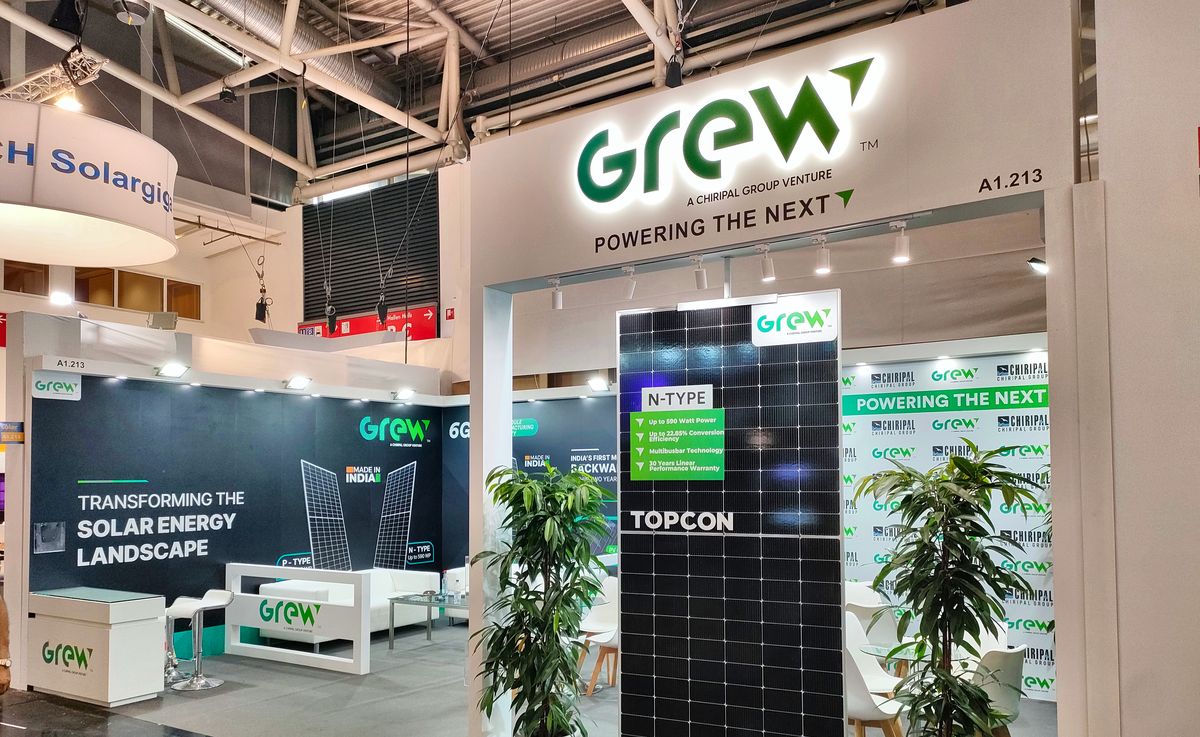 Stoisko Grew Solar, ekspozycja modułów — Intersolar Europe, Monachium